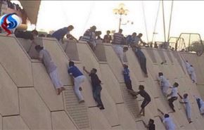 عکس؛ بالا رفتن عربستانی‌ها از دیوار ورزشگاه!