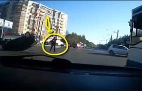 بالفيديو...سائق يتعرض لحادث مروري غريب