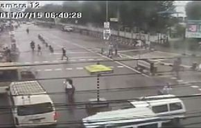 فيديو: شاب ينجو من حادث مروع بين حافلة ودراجة نارية