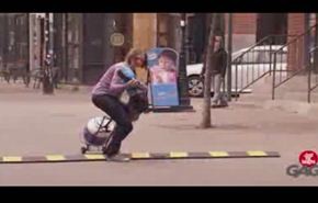 بالفيديو...رد فعل المارة على سقوط رضيع من دراجة والدته