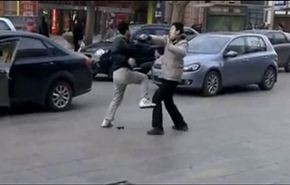 بالفيديو... شجار بين سائقين على الطريقة الصينية