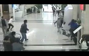 فيديو... لص غبي يسرق من داخل البنك