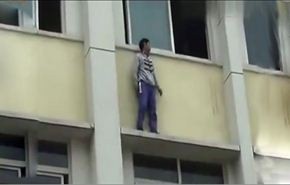 بالفيديو: صبي يحاول الانتحار لرسوبه في الامتحان