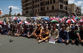 اليمنيون يواصلون اعتصاماتهم السلمية في عدن
