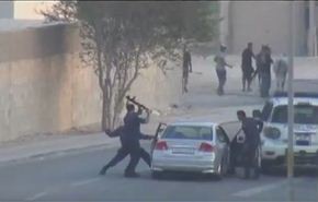 الأمن البحريني يلاحق مواطنا بسيارته ويضربه+فيديو