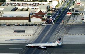 فيديو... مطار جبل طارق؛ اغرب مطارات العالم