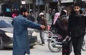 ویدیو؛ سردرگمی "پلیس" داعش در وسط خیابان