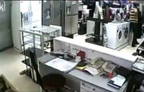 بالفيديو... سيدتان تنفذان سرقة ناجحة بقيادة طفل