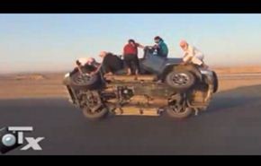 فيديو... شباب يستبدلون إطارات سياراتهم وهي تسير