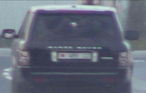 سيارة للديوان الملكي تطلق النار على متظاهرين بحرينيين