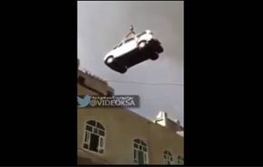 لماذا ركن هذا الرجل سيارته على سطح منزله؟..فيديو