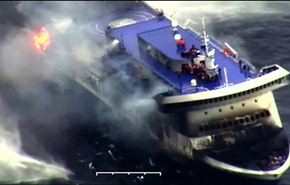 فيديو...عملية انقاذ ركاب سفينة يونانية تحترق