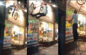 فيديو...شاب يحاول ركوب دراجة بلوحة إعلانات..ماذا حدث له؟