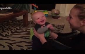 بالفيديو...اطرف رد فعل لطفل تلاعبه والدته