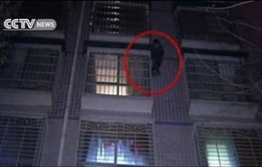 بالفيديو... لص يهرب من الشرطة على طريقة سبايدرمان