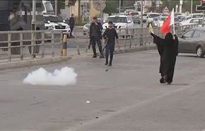 شاهد: قوات بحرينية تصوب اسلحتها باتجاه إمرأة معارضة