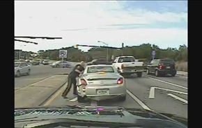 شاهد: ​شرطي أميركي يتعرض لكسر بالذراع أثناء إيقاف سيارة مشتبه به