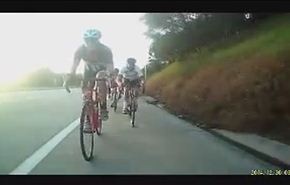 بالفيديو، راكب دراجة ينهي سباقه بسقوط مؤلم