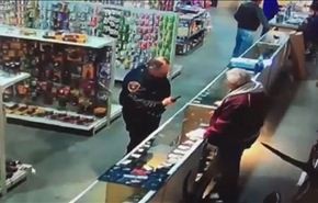 بالفيديو، شرطي يطلق النار على اصبعه بالخطأ فيطرد من عمله