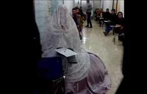 بالفيديو/إيرانية تدخل الامتحان بفستان زفافها وتخرج بألفي دولار!