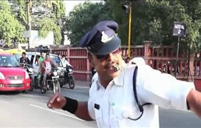 تقلید پلیس هندی از خواننده آمریکایی