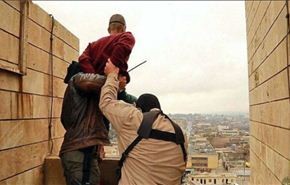 بالصور/ داعش يرمي شخصين من سطح مرتفع ويرجم امرأة