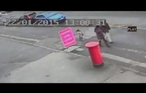 شاهد كيف نجا طفل من انفجار على بعد سنتيمترات منه