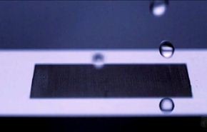 بالفيديو.. العلماء يبتكرون معدنا طاردا للماء