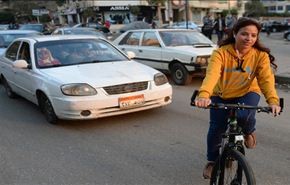 بالصور؛ مصريات يركبن الدراجات للإفلات من التحرش