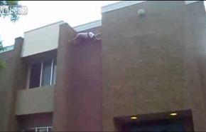 شاهد..مراهق يتسلق مبنى بطريقة غربية والنتيجة...