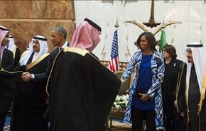 مصافحة وتقطيبة ميشيل أوباما تثير انتقادات وجدلا بالسعودية