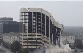 شاهد مبنى مكون من 15 طابقا يتحول لكومة انقاض بدقائق