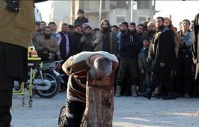 گردن زدن یک سوری مقابل مردم در رقه + عکس