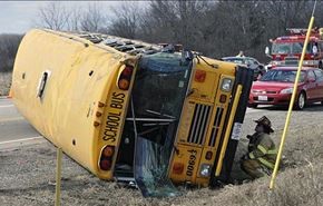 فیلم واژگونی اتوبوس مدرسه از زوایای مختلف