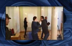 بالفيديو.. ملاكمة تحت قبة البرلمان الأوكراني