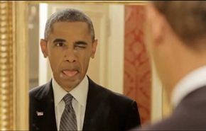 أوباما يمد لسانه للمرآة...  ماالسبب؟! شاهد الفيديو