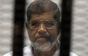 نجل “مرسي” ينفي خبر وفاة والده