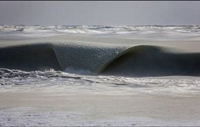 صور رائعة لأمواج المحيط المجمدة