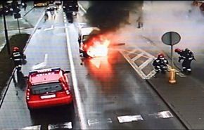 بالفيديو.. رجل يعرض حياته للخطر لتفادي انفجار سيارته