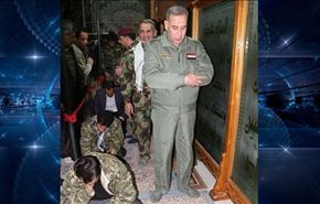 بالصور؛ وزير دفاع العراق يزور مرقد الإمامين العسكريين في سامراء