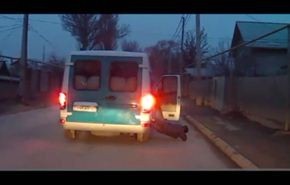 فيديو طريف... لص يفشل في الهروب من حافلة الشرطة