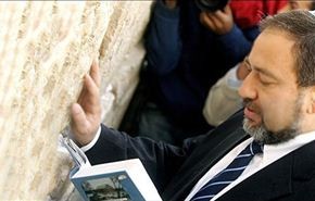 ليبرمان يقتحم الحرم الإبراهيمي قبل يومين من الانتخابات