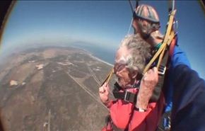 بالفيديو ...عجوز أميركية تحتفل بعيد ميلادها الـ100 بقفزة مظليّة