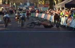 بالفيديو: تحية الجمهور تفقد الدراجة لورين روني المركز الأول