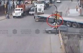 بالفيديو... نجاة إمرأة بأعجوبة بعد عبور شاحنة ضخمة فوقها