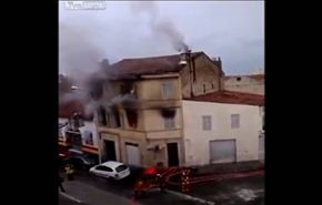 شاهد رجل إطفاء يهرب من انفجار فـ...