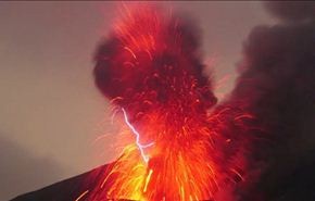 بالفيديو.. مصور يلتقط صورة نادرة للبرق البركاني