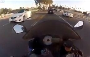 بالفيديو... كيف تجاوز سائق دراجة 4 حوادث بـ 4 ثوان !!