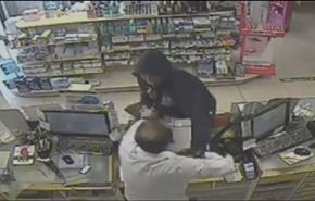 فيديو... رجل يسرق صيدلية باستخدام علبة مشروب غازي