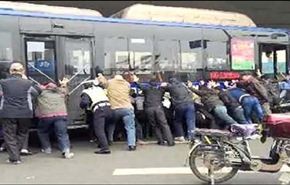 فيديو... 20 شخصا يرفعون حافلة ضخمة لإنقاذ رجل